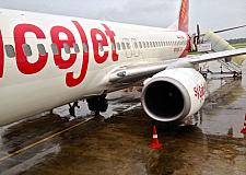 Spicejet Aircraft Landing in Kochi with Rain